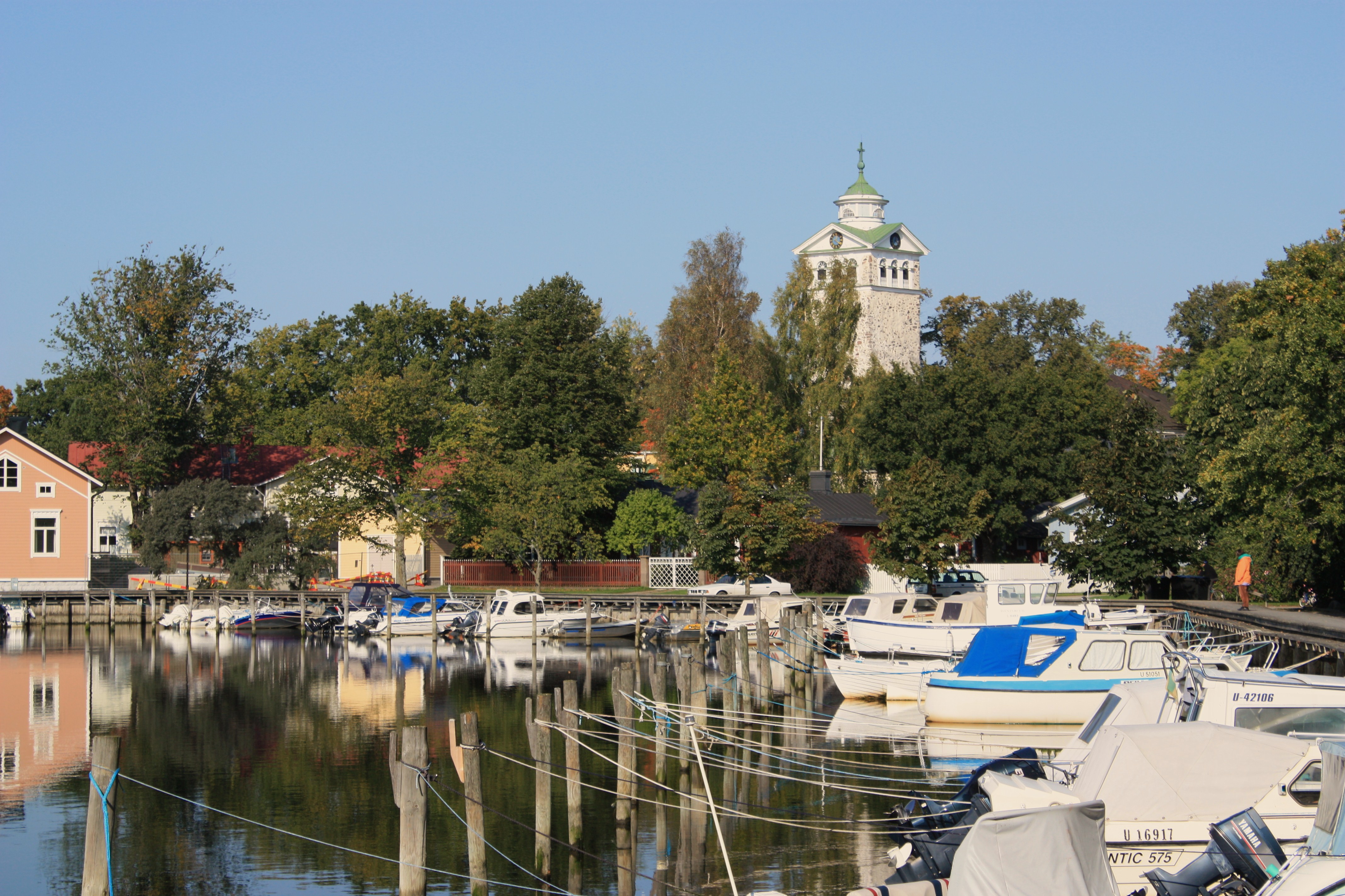 Ekenäs kyrka med småbåtshamn i förgrunden.