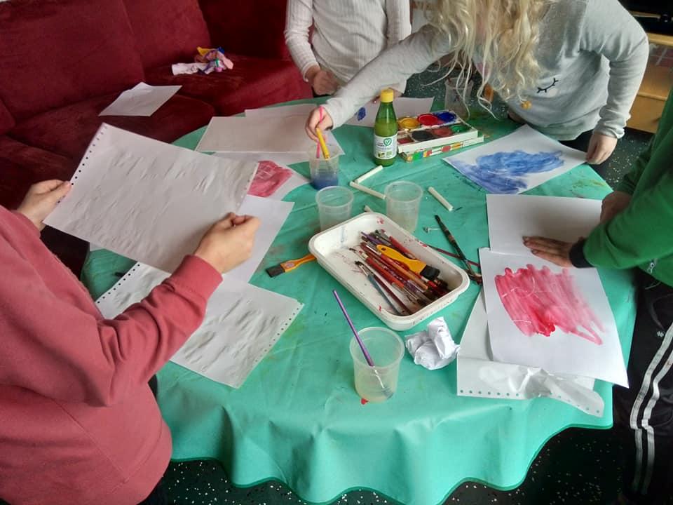 Barn som målar med vattenfärger.