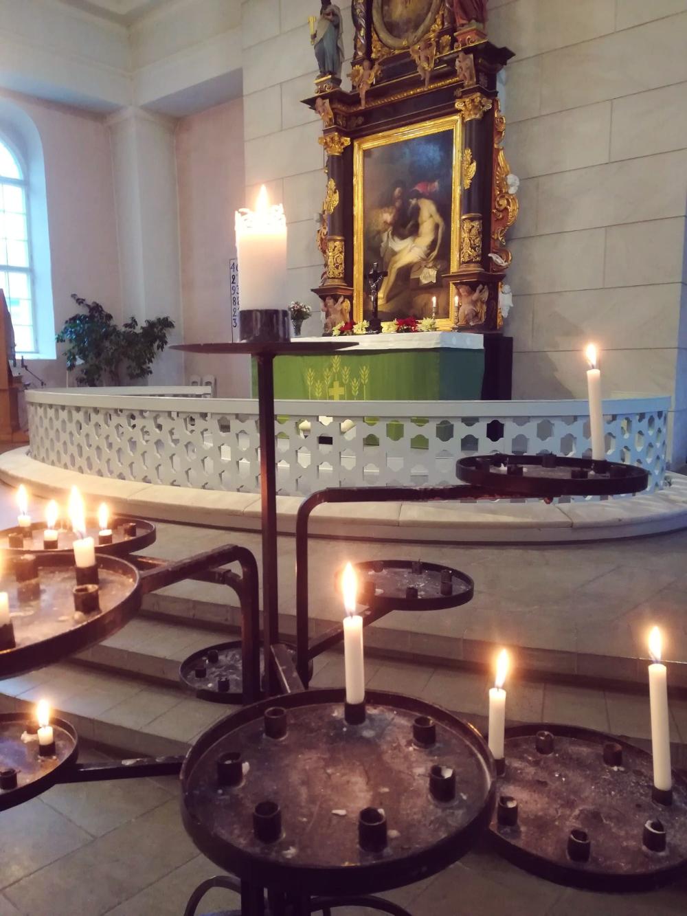 Ljusgloben i Ekenäs kyrka med altaret i bakgrunden.