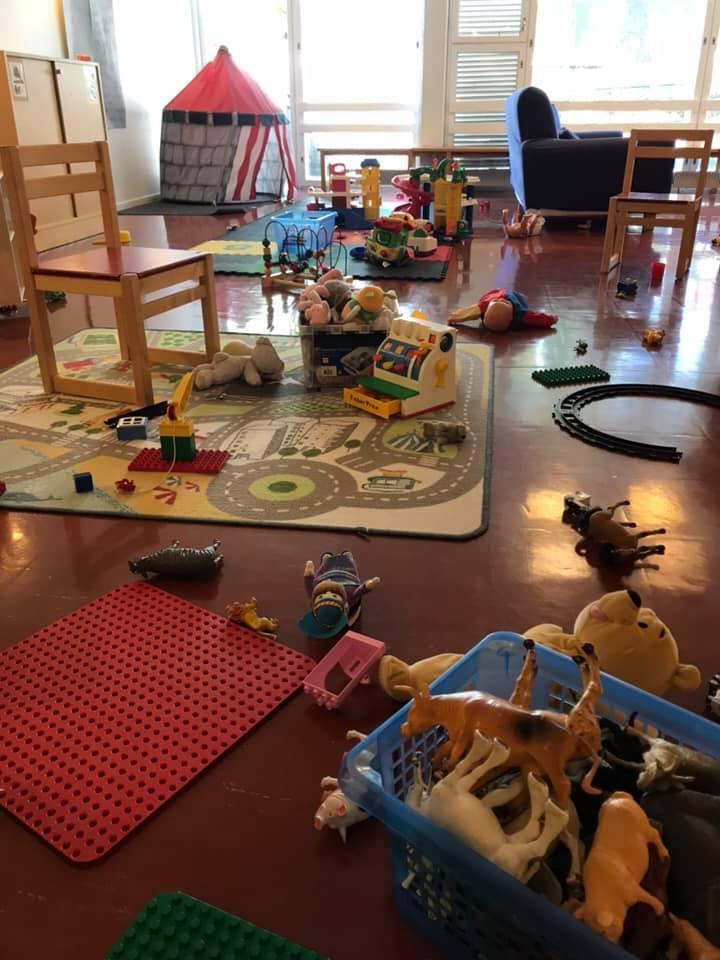 Leksaker utspridda på golvet i dagklubbsutrymmet.