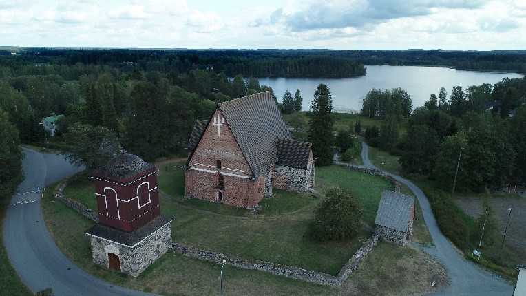 Bild från luften över Heliga korsets kyrka i Hattula
