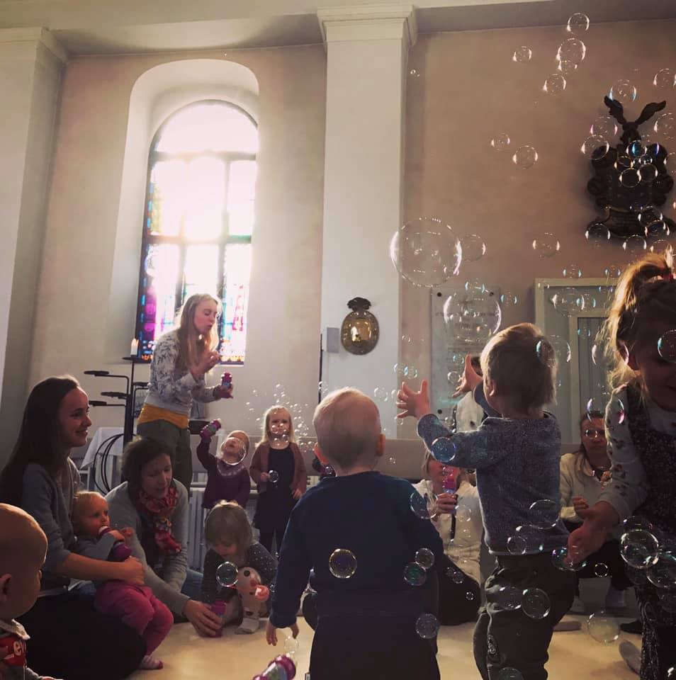 Föräldrar och barn, såpbubblor. Bild tagen från en av våra babykonserter.