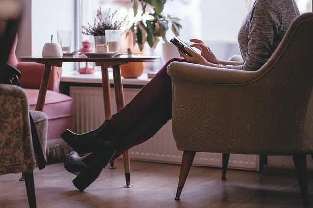 Gemenskapens vardagsrum en person som sitter vid ett bord