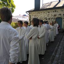 Högmässa med konfirmation konfirmander utanför Ekenäs kyrka
