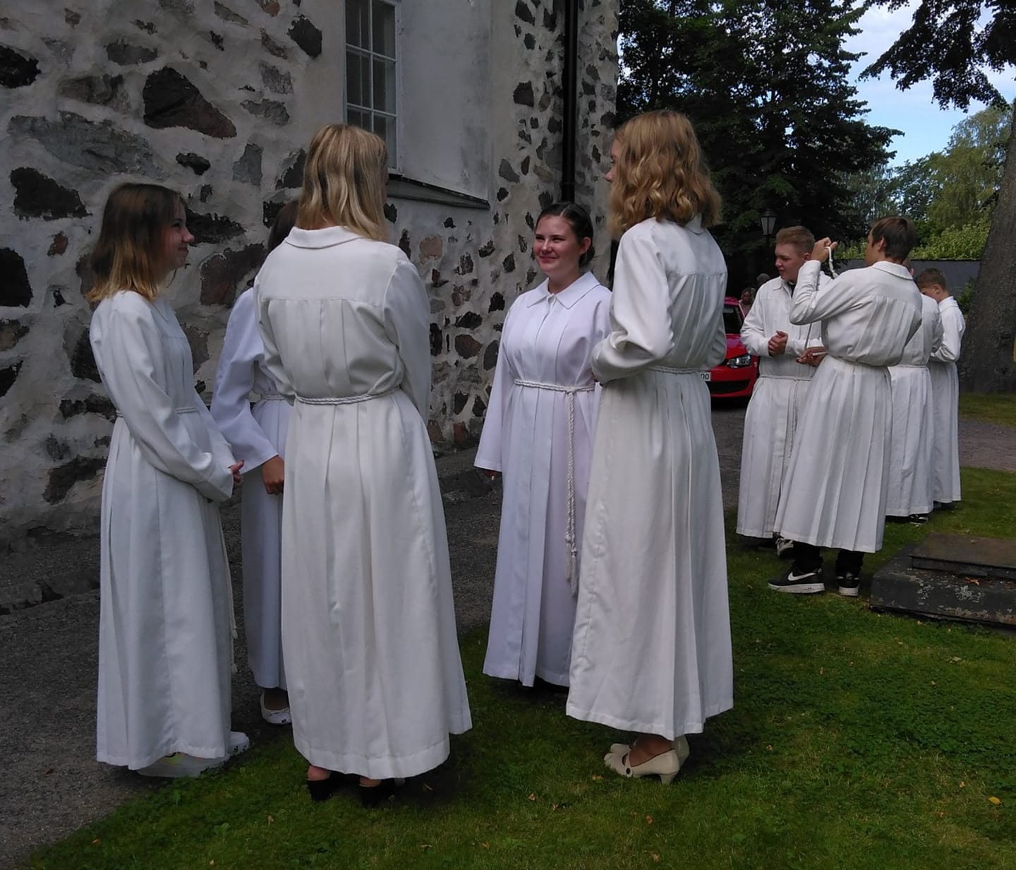 Högmässa med konfirmation konfirmander utanför Ekenäs kyrka