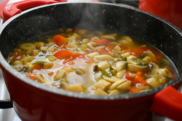 En kastrull med soppa.