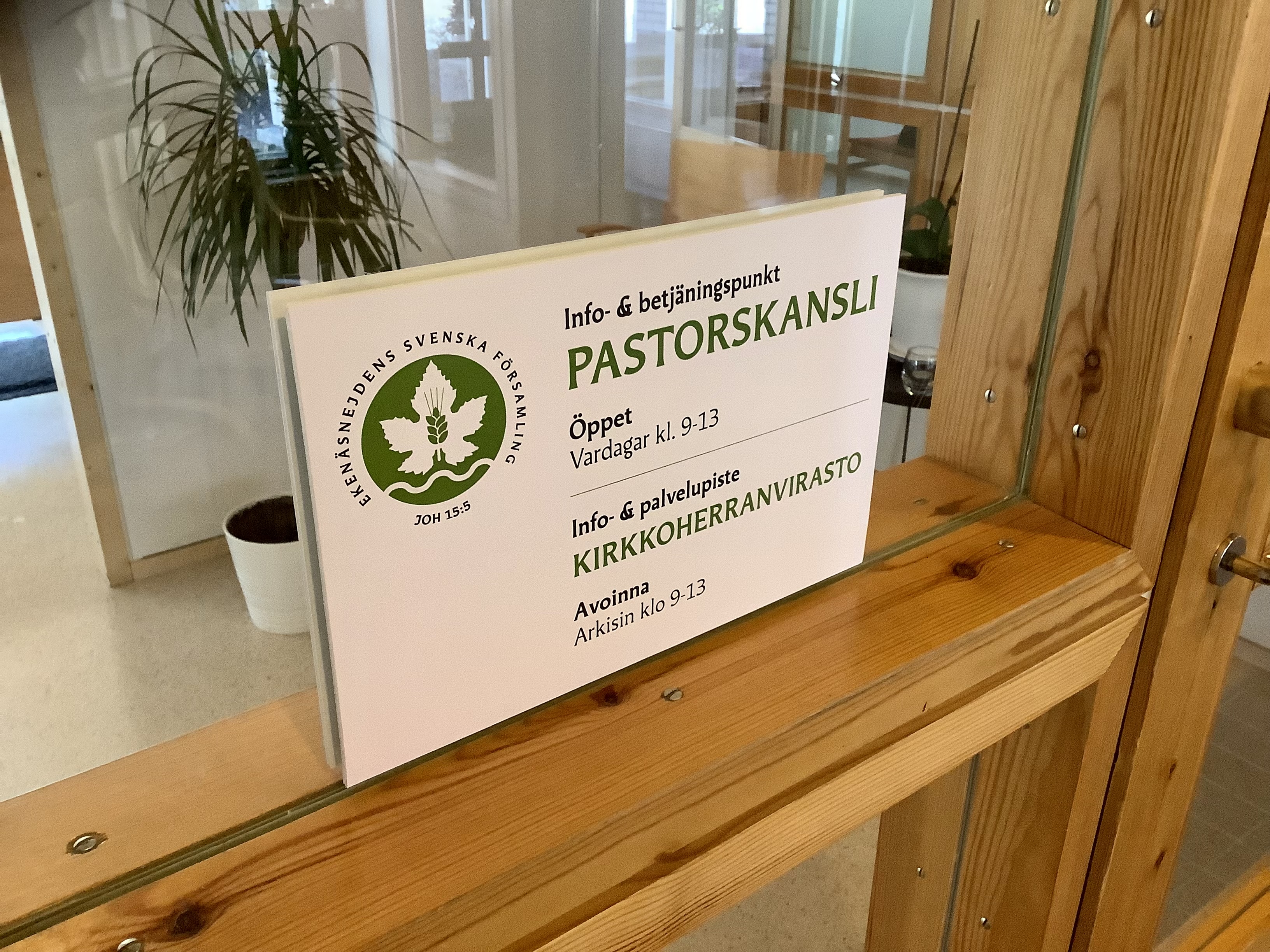 Bild av dörrskylt vid pastorskansliet i Ekenäs.